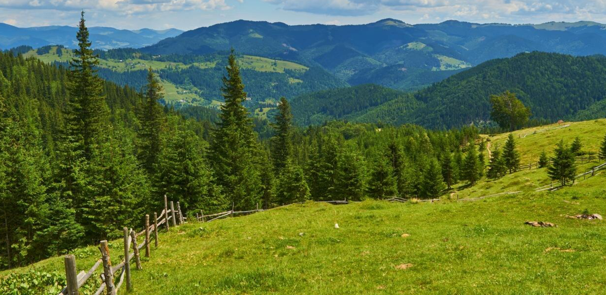 Szlaki górskie Beskid Śląski – widok na Stożek i okolice Istebnej